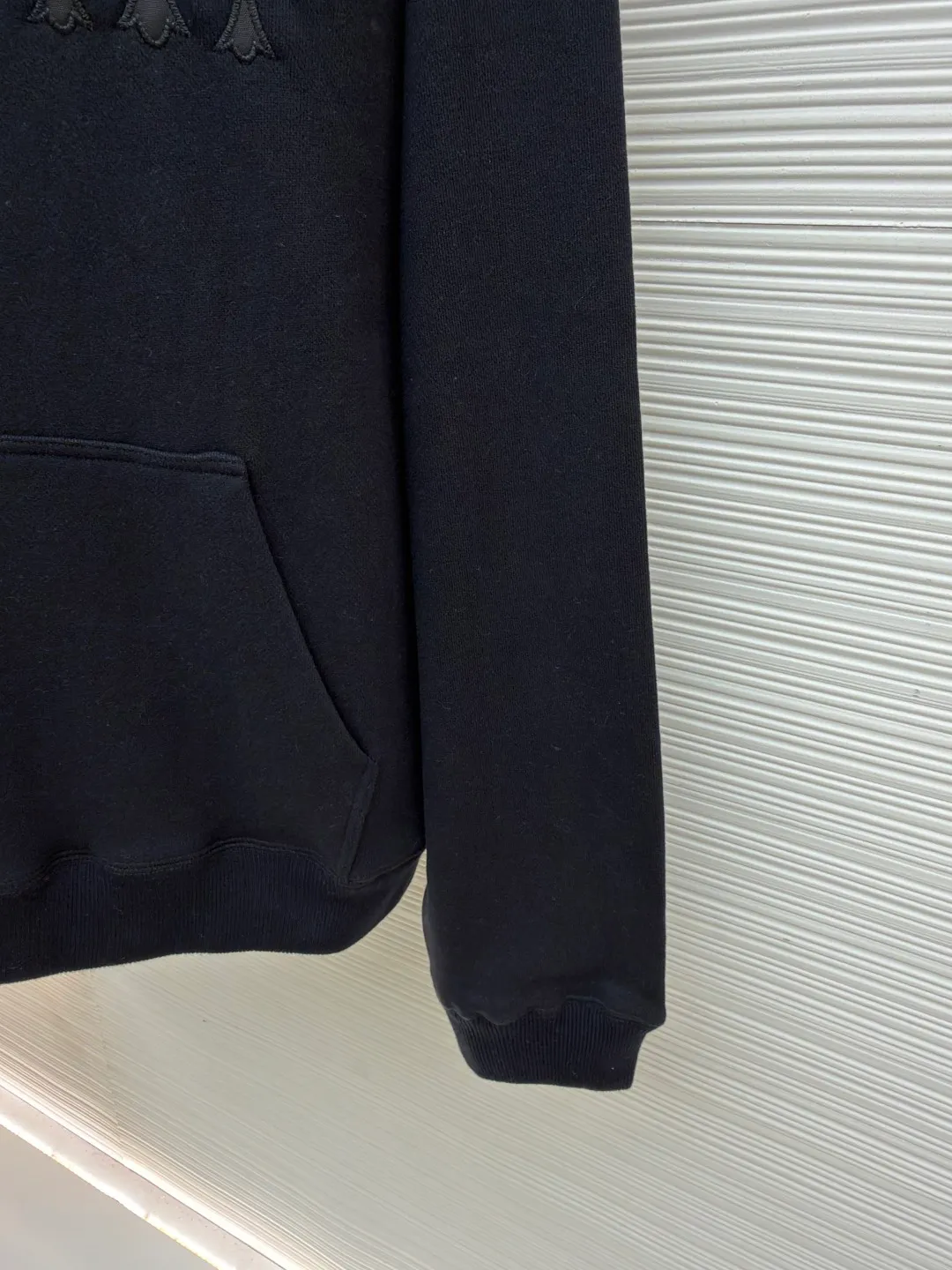 Chrome Hearts logo hooded sweatshirt ●Original version: Purchased and developed for 15998 ●Item number: 1682026-B15 ●Material: interwoven air cotton fabric ●Technology: patch embroidery production ●Color: black ●Version: loose fit ●Weight: about 1015 grams ●Size: S-M-L-XL ●Description: Customized heavy fortress interwoven air cotton, full texture, thick and solid, based on high-end ash tone With a sense of beauty that coexists with vicissitudes of life and elegance, the Crow heart cross appliqué decoration on the chest becomes the ultimate interpretation of the dark Gothic style. The CH Gothic font is the finishing touch on the back page, letting the totem become your spiritual thorn. The logo iron plate sways slightly with the swing of the body, adding a sense of movement and vitality. It is unobtrusive but has an indescribable aura. It interprets the perfect blend of retro and luxury, using imported machine appliqué technology. Using advanced computer control systems and precision mechanical components, Chrome Hearts logo appliqué embroidery is realized, showing an embroidery effect with both clarity and three-dimensionality. The fabrics have been washed, have a better hand feel, are not easy to deform, are not easy to shrink, are not easy to fade, and maintain long-term beauty. The overall wiring is straight and delicate, the fabric is comfortable and soft, and the color is consistent without color difference. It can be matched with the same style to create a fashionable look and control various occasions. Customized accessories, complete with three standards, same style for men and women!